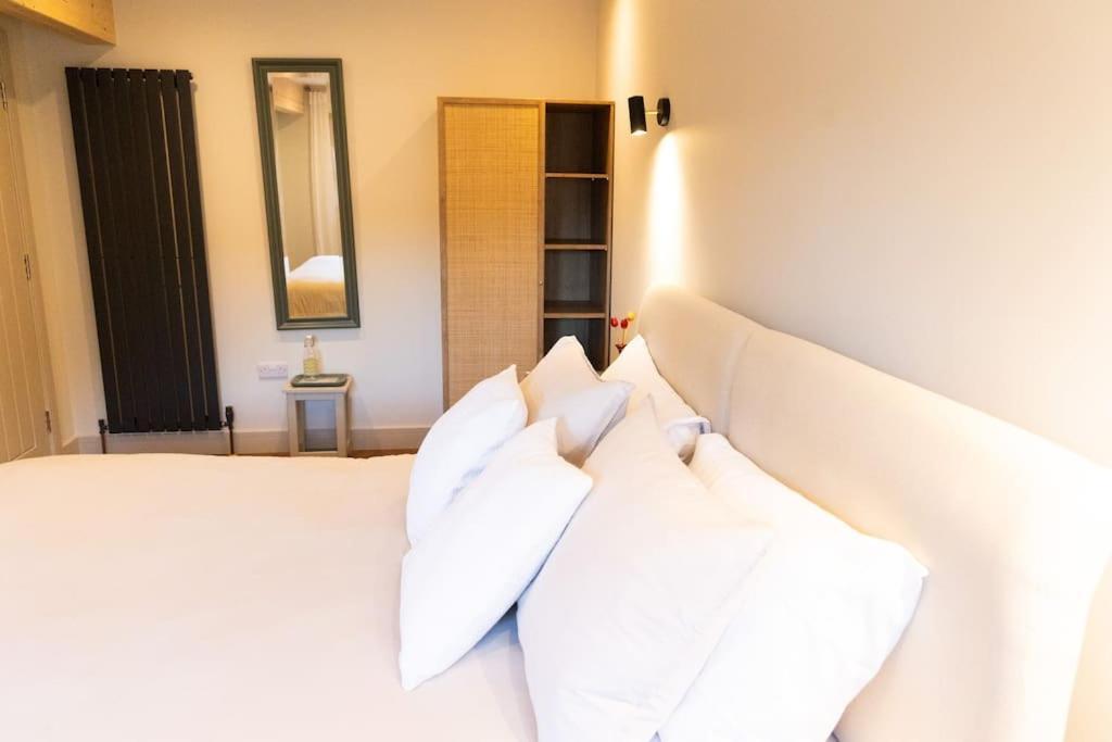 Amarelo Apartment, Central Charlbury, 1 Super King Bed Buitenkant foto