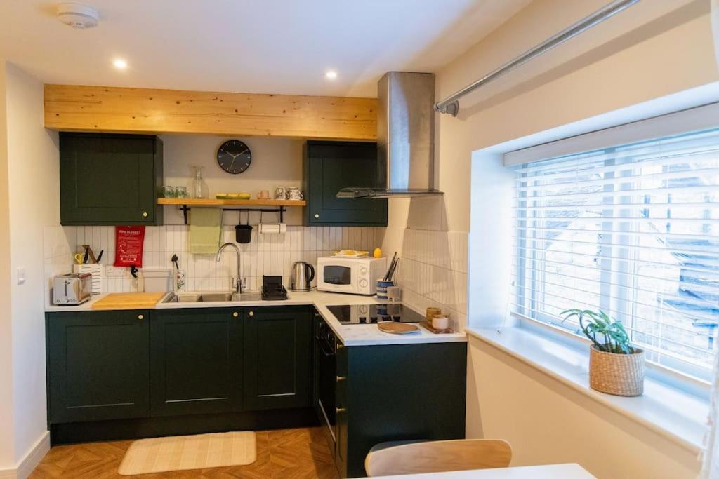 Amarelo Apartment, Central Charlbury, 1 Super King Bed Buitenkant foto