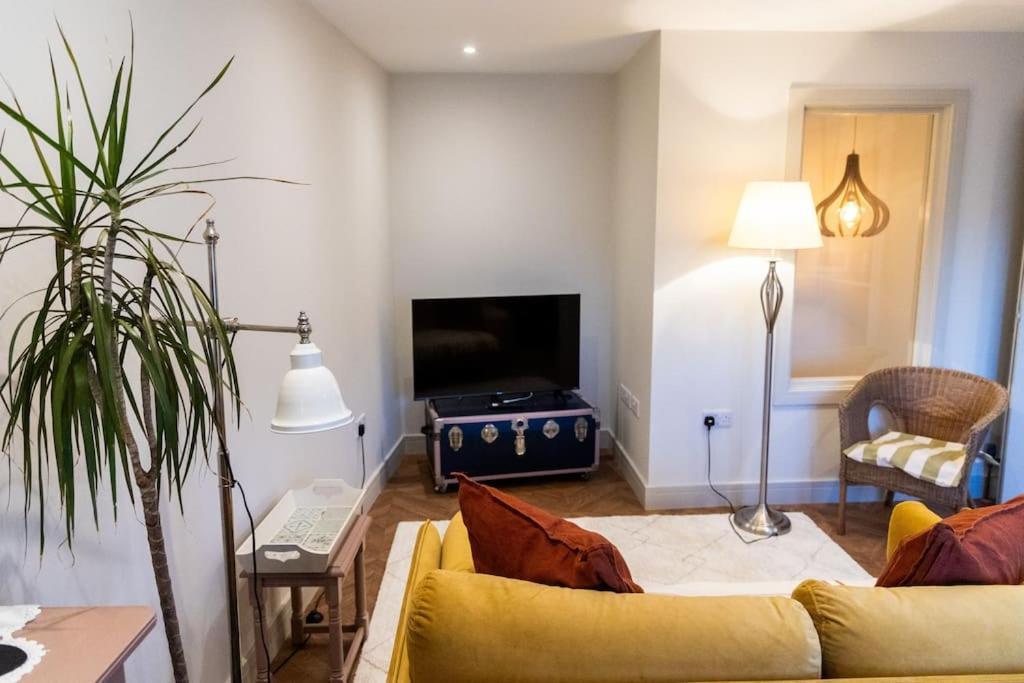 Amarelo Apartment, Central Charlbury, 1 Super King Bed Buitenkant foto