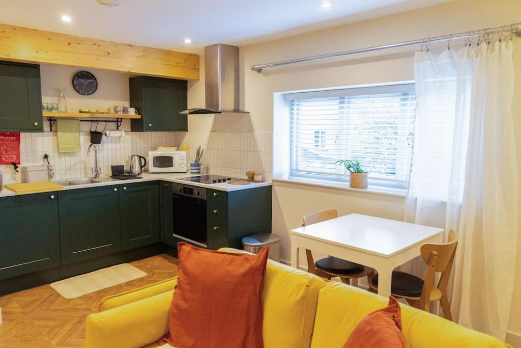 Amarelo Apartment, Central Charlbury, 1 Super King Bed Buitenkant foto