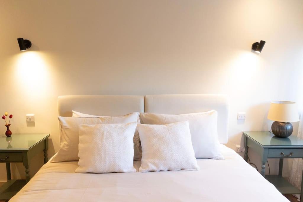 Amarelo Apartment, Central Charlbury, 1 Super King Bed Buitenkant foto