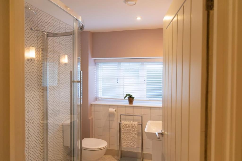 Amarelo Apartment, Central Charlbury, 1 Super King Bed Buitenkant foto