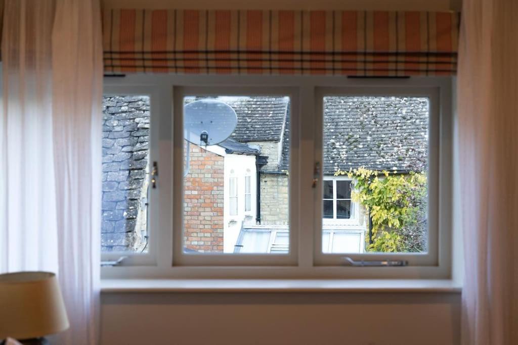 Amarelo Apartment, Central Charlbury, 1 Super King Bed Buitenkant foto