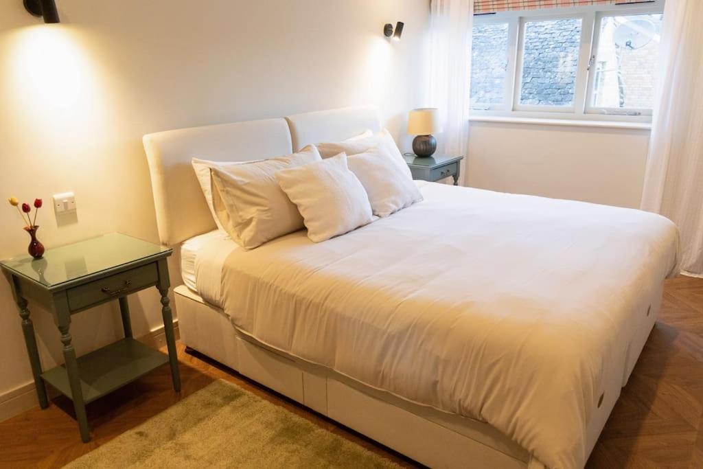 Amarelo Apartment, Central Charlbury, 1 Super King Bed Buitenkant foto