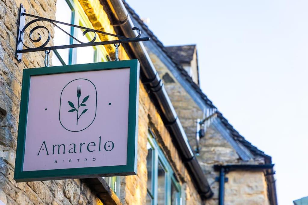 Amarelo Apartment, Central Charlbury, 1 Super King Bed Buitenkant foto