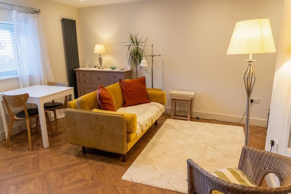 Amarelo Apartment, Central Charlbury, 1 Super King Bed Buitenkant foto